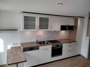 weisse Küche mit Holzoptik